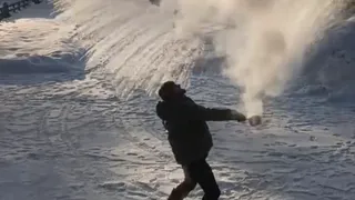 Жители Рязани проверяют на морозе опасный трюк с эффектом Мпембы