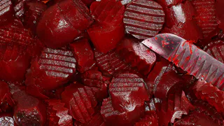 Варю свеклу за 7 минут — одна столовая ложка на литр воды: мягкая, сладкая, не "водянистая" — не теряет цвет и пользу