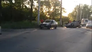 На Промышленной перевернулась легковушка: видео с места ДТП
