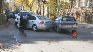 На перекрёстке улиц Гоголя и Полетаева столкнулись три автомобиля: видео момента ДТП