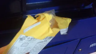 "Подарки" из посылок. Почему воруют на Почте России?