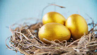 Скорлупки станут оранжевыми — без химии и моркови: кладем пасхальные яйца в отвар — крашенки будут ярче солнышка