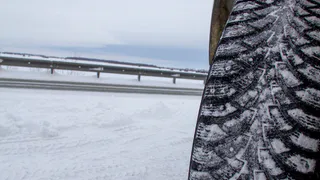 Надо ли восстанавливать шипы на зимних шинах: мнение эксперта  