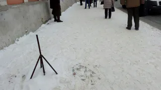 Поскользнувшаяся на льду рязанка чудом не насадилась на торчащий штырь