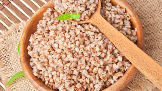 Тайна раскрыта: в какой воде правильно варить вкусную и рассыпчатую гречку — ответ вас удивит