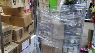 На полу грязь, на полке таракан: в Рязани засняли очень грязный магазин