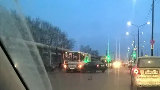 ДТП пятницы: на остановке "Нефтехим" столкнулись ПАЗ и Лада Приора