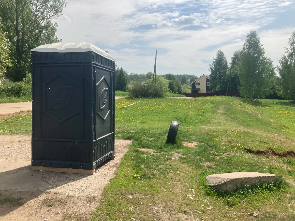 Что добавлять в дачный туалет, чтобы отходы растворялись и запаха не было