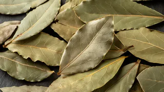 Лавровый лист засыпаю солью — весь июль не нарадуюсь своей хитрости: идеальный лайфхак для всех домохозяек