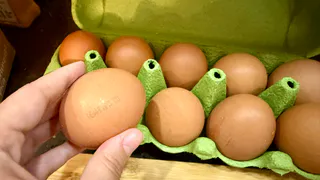 Хитрые продавцы давно выбирают яйца себе домой по этому признаку: на всю жизнь запоминайте эти простые приемы        