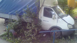 На Магистральной водитель снес забор, утром ограду кто-то вернул на место