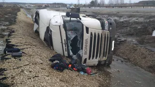 Под Рязанью грузовик улетел в кювет и перевернулся