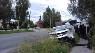 Полицейские рассказали, как перевернулся грузовик с пивом