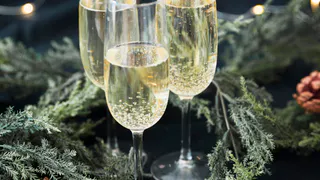 Почему не работает сжигание бумажки в бокале: эксперты выяснили самый действенный метод загадать желание на Новый год