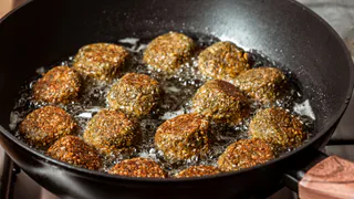 Чайная ложка в фарш – и котлеты получаются словно весеннее облачко: нежные и сочные