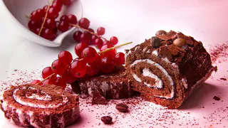 Двухцветный рулет с нежным кремом: готовится легко и вкусно