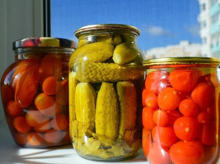Назван способ быстро избавиться от запаха консервации в банках