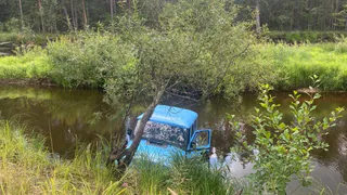В Клепиковском районе «УАЗ» рухнул в водоем с трехметровой высоты