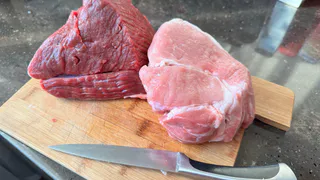 Жесткое, как подошва, мясо станет пуховым: Замочите его в этом простом маринаде — секрет поваров    