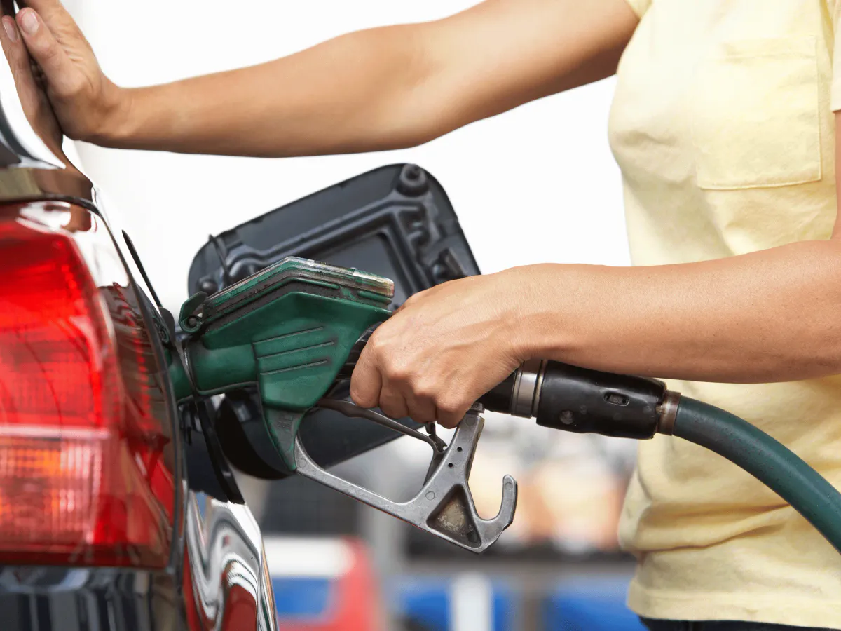 Юрист раскрыл простой способ ответа заправщику: почему он не имеет права отказывать вам в заправке канистры и как грамот