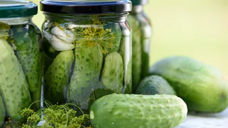 Секретный маринад «3−6−9»: огурцы получаются хрустящими, а помидоры просто тают во рту — проверенный годами рецепт