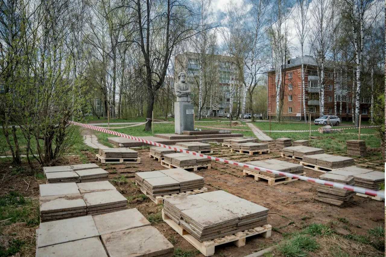 В Глазове началось благоустройство сквера у памятника Короленко