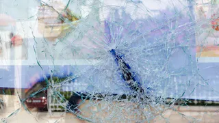 Хулиган во Владимире разбил остановочный павильон после ссоры с супругой