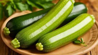 Будут лежать до Нового года: как сохранить кабачки в квартире и заморозить их на зиму