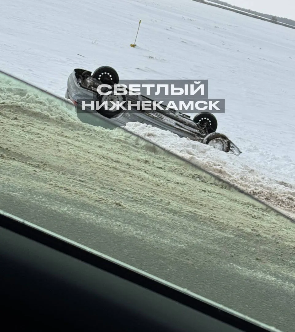 На трассе под Нижнекамском перевернулся автомобиль