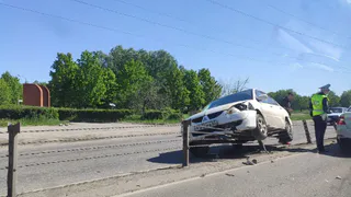 Работает ДПС: на Северной окружной легковушка повисла на троссовом ограждении