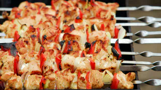 Секрет вкусного блюда: как приготовить сочное мясо в духовке за час