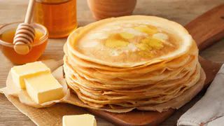 Добавьте это в тесто перед мукой: блины получатся кружевными и вкусными — даже тоньше листа бумаги