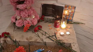 Жители Коми продолжают нести цветы к стихийным мемориалам