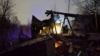 Спасатели эвакуировали 11 человек из горящего дома в Сыктывкаре и потушили баню в Ухте