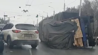 Вот это поворот: на Московском шоссе опрокинулся прицеп КАМАЗа