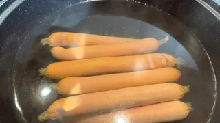 Берите смело по 3 пачки - в этих сосисках чистый состав, без консервантов и сои: в Роскачестве назвали лучшие марки