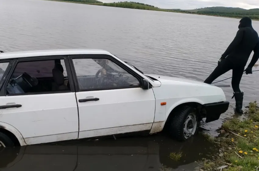 Трагедия на рыбалке: ВАЗ-2109 затонул на озере Карагайское в Челябинской области