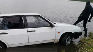 Трагедия на рыбалке: ВАЗ-2109 затонул на озере Карагайское в Челябинской области