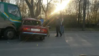 в Рязани манипулятор смял "семерку"