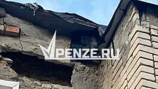 «Стучались уже во все инстанции, что нам делать?!»:  бетонная плита опасно нависла над подъездом многоэтажки на ул. Сосновой в Монтажном