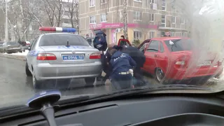 В Рязани пьяного водителя макнули лицом в грязь