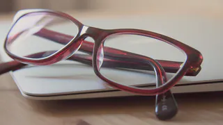 Капнула йод на очки и была удивлена результатом — делюсь, зачем я это сделала и что получилось