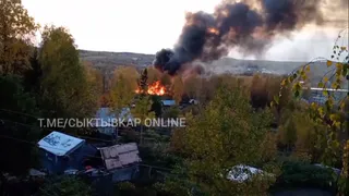 В Коми хозпостройки охватило крупное пламя