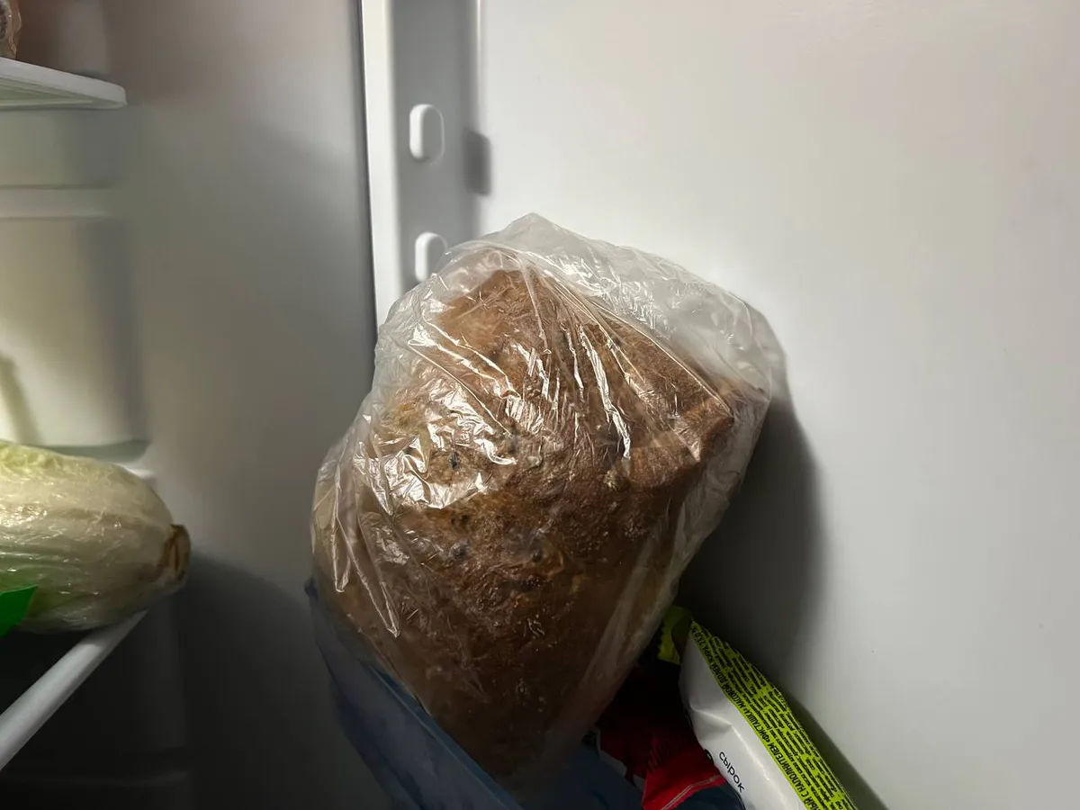 Хлеб остается мягким неделю: секрет в одном движении руками перед отправкой в пакет