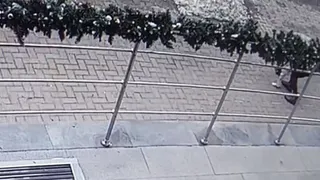 В Рязани разыскивают забравшую выпавшую из куртки пачку денег женщину