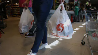 Почему нельзя использовать пакеты из "Магнита" и "Пятерочки" для мусора: теперь всегда буду беречь их от помоев