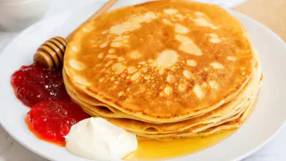 Просто добавьте кипяток: блины получатся идеальными - ажурные, мягкие и невероятно вкусные