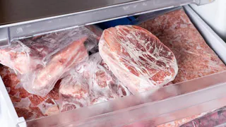 Многие хозяйки всю жизнь делают это неправильно: вот как надо размораживать мясо - без микроволновки и всего за 10 минут