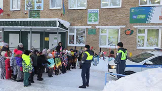 В Усинске автоинспекторы провели занятие по безопасности дорожного движения для дошкольников