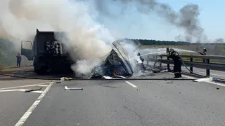 В полиции подтвердили информацию о погибшем в аварии с фурой. Фото тушения пожара